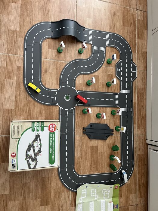 Pista de carros com todas as peças