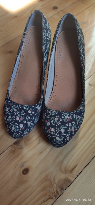 Czółenka czarne w kwiaty 38