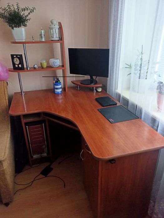 Комп'ютерний стіл