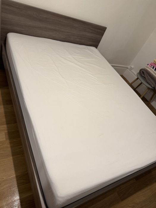 Cama com estrado e colchao