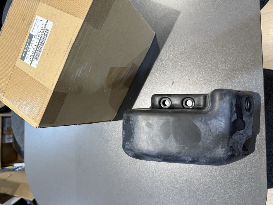 Batente Borracha Esquerdo Para-Choques Traseiro Nissan Patrol GR Y60