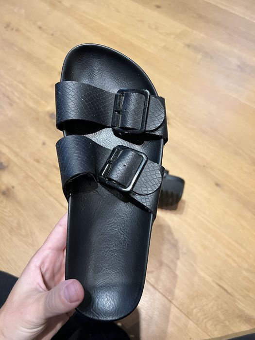 Lekkie czarne klapki na wysokiej platformie H&M divided