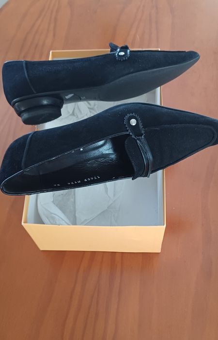 Sapatos pretos de camurça