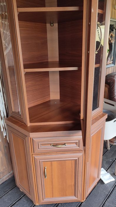 Narożna witryna do salonu