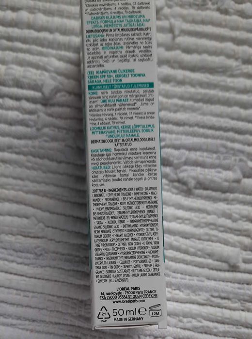 L'Oréal Paris Bright Reveal koloryzujący fluid do twarzy SPF50+, jasny