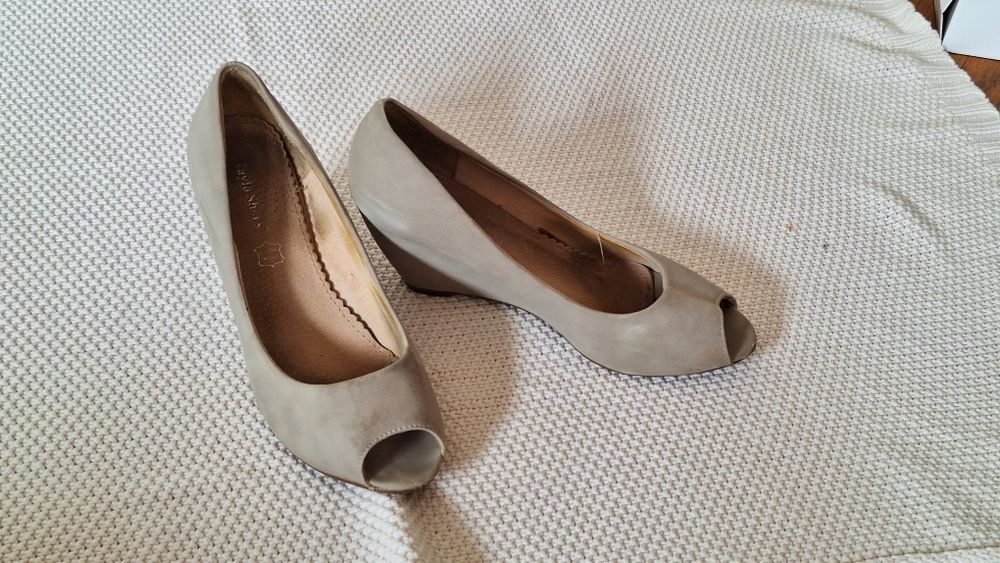 Beżowe buty na koturnie rozm.39