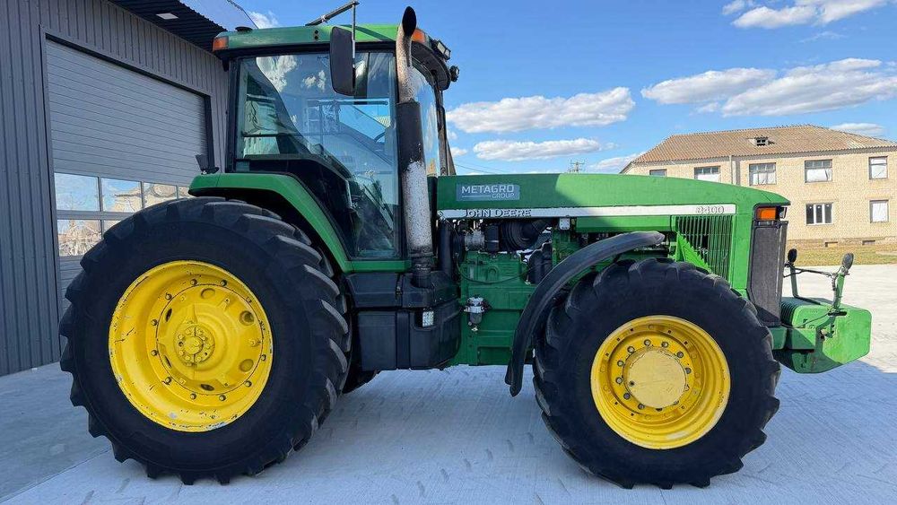 Трактор John Deere 8400