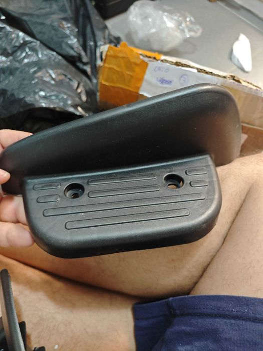 Suportes de Apoio de Pés Lateral (ou Bracket de Pedal Traseiro)