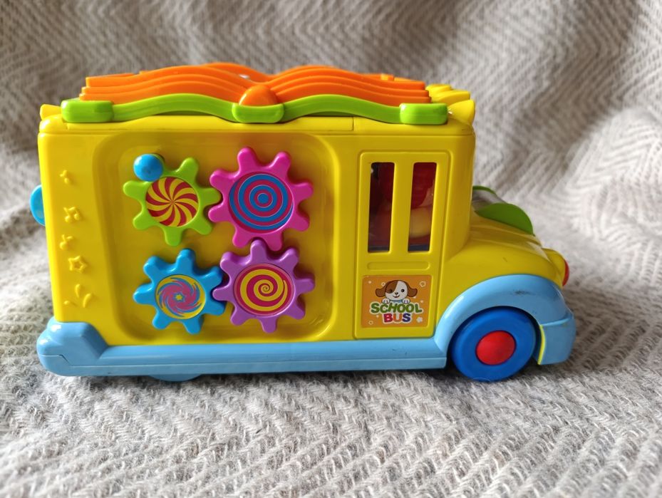 Autobus interaktywny, autko, szkolny autobus, wesoły autobus Hola