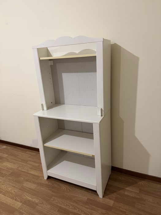 Secretária branca com estante