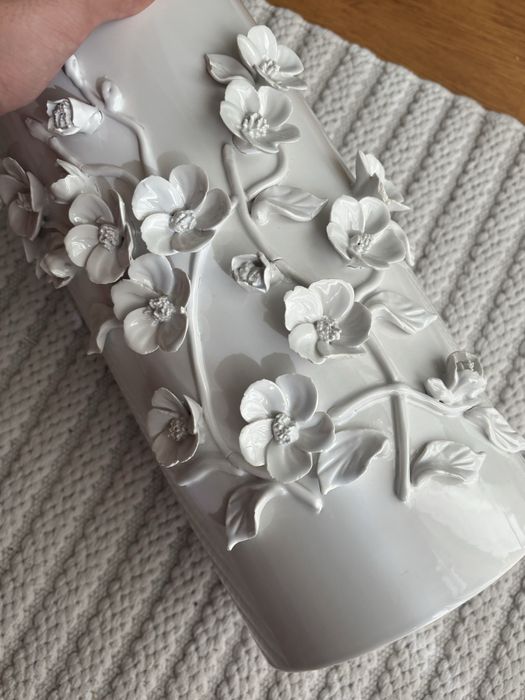 Vaso com detalhes florais