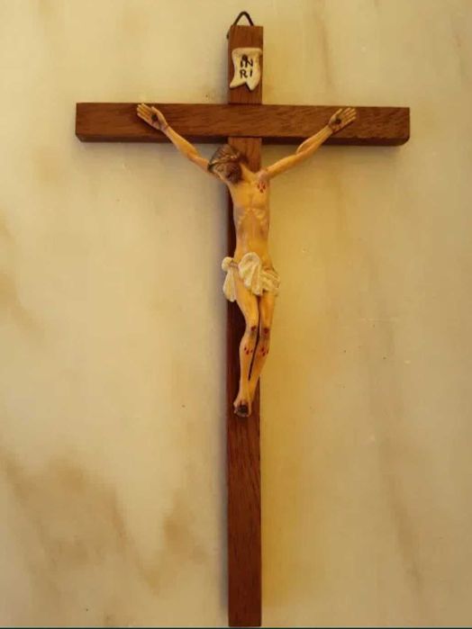 Crucifixo em madeira com Cristo