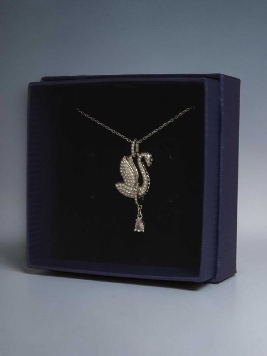 Swarovski Swan Lake biały – z zawieszką, srebrny, nowy