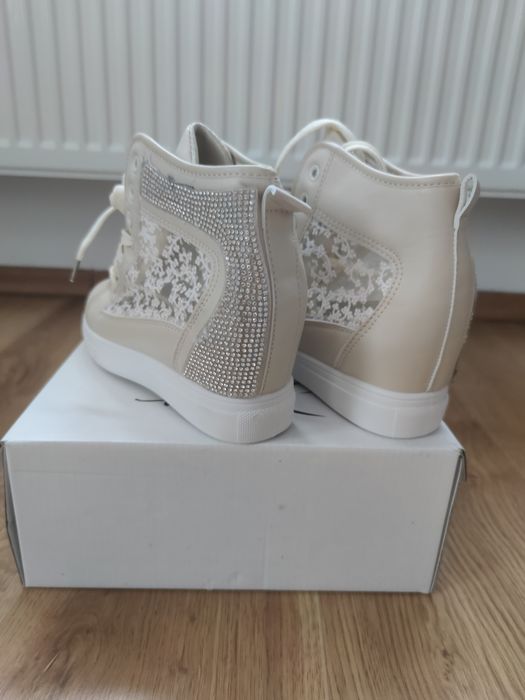 Sneakersy na ukrytym koturnie