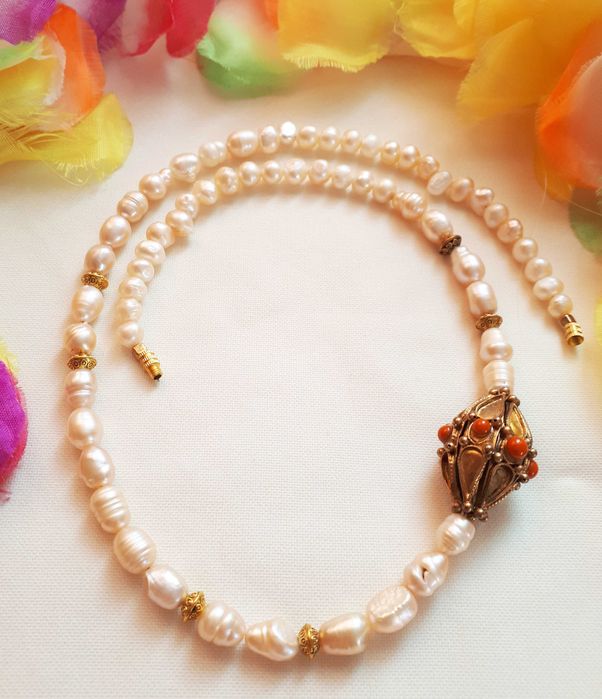 Naszyjnik z pereł i srebra, elegancka biżuteria,