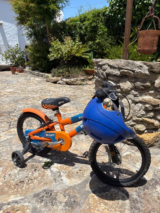 Bicicleta e capacete de criança