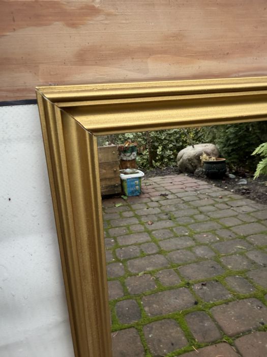 Lustro w zlotej ramie drewniana