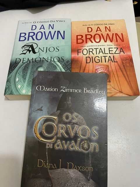 2 livros de DAN BROWN e 1 de DIANA L. PAXSON