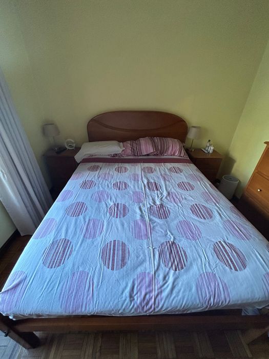 Cama , roupeiro, mesa de cabeceira