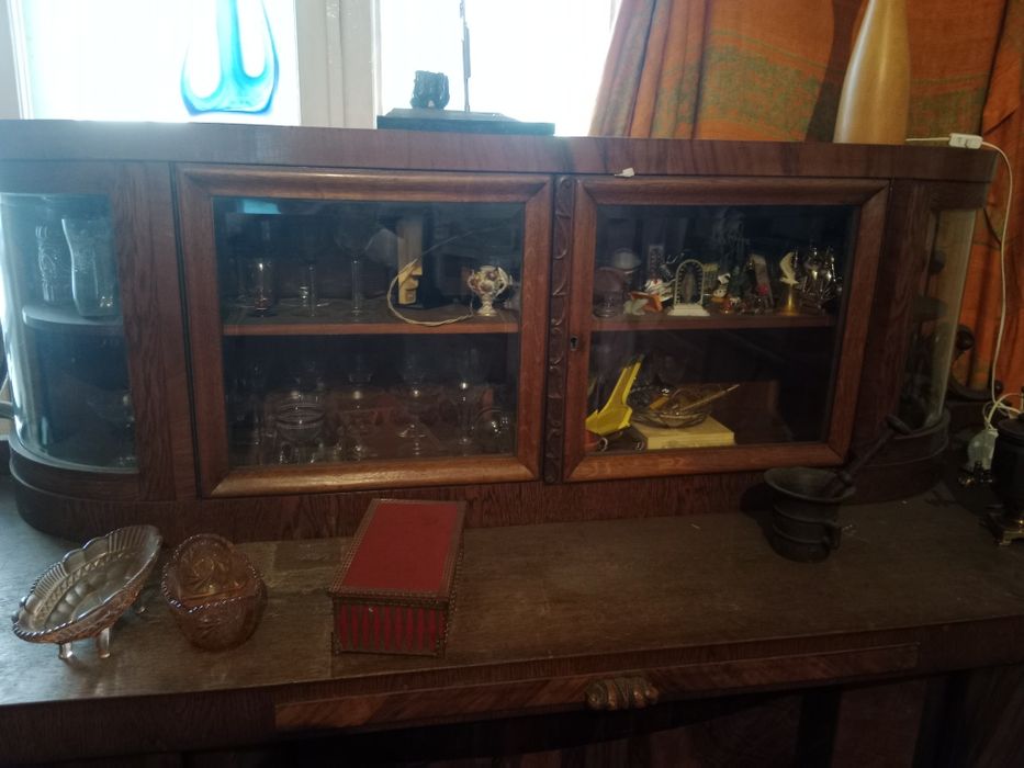 Stary kredens z pomocnikiem