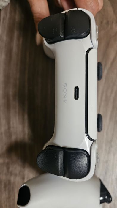 Бездротовий геймпад GameSir G7 Pro Zenless Zone Zero Edition(чорний)  та геймпад Sony DualSense Wireless Controller( білий)