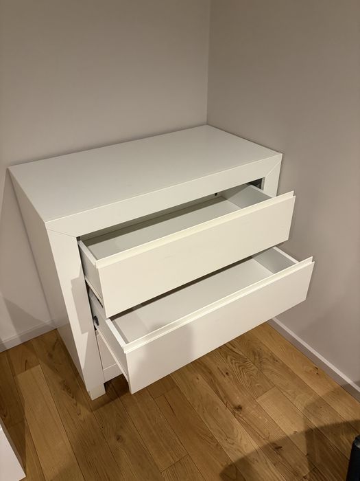 Cómoda em bom estado. Branca.