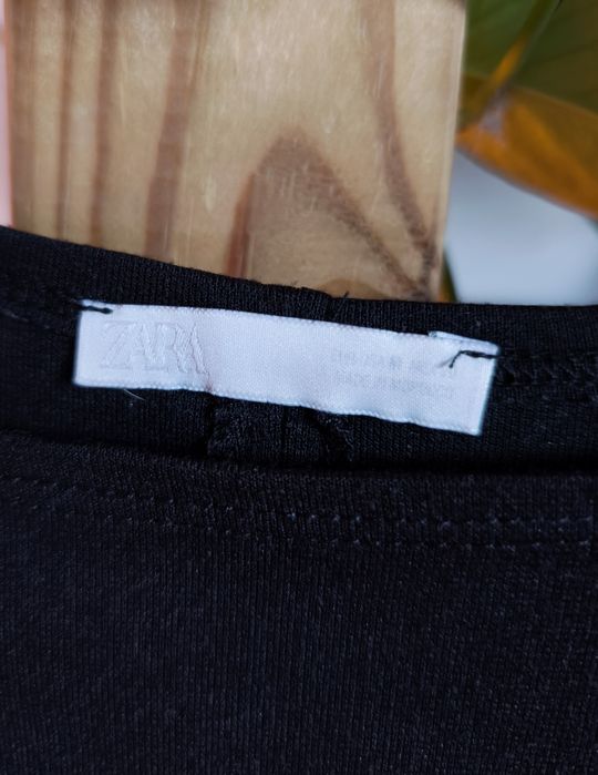 Czarna sukienka midi Basic dopasowana Zara