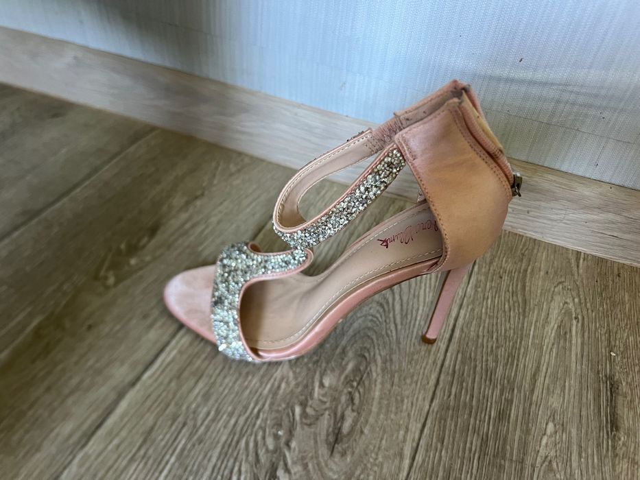 Босоножки на шпильке