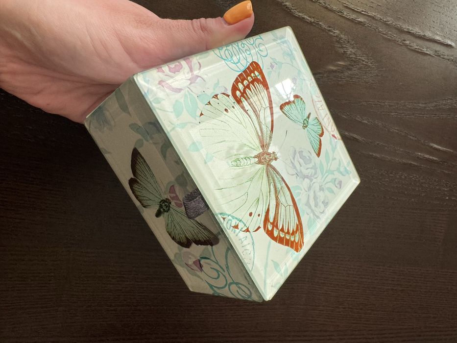 Śliczne puzderko np. na bizuterię z motylami