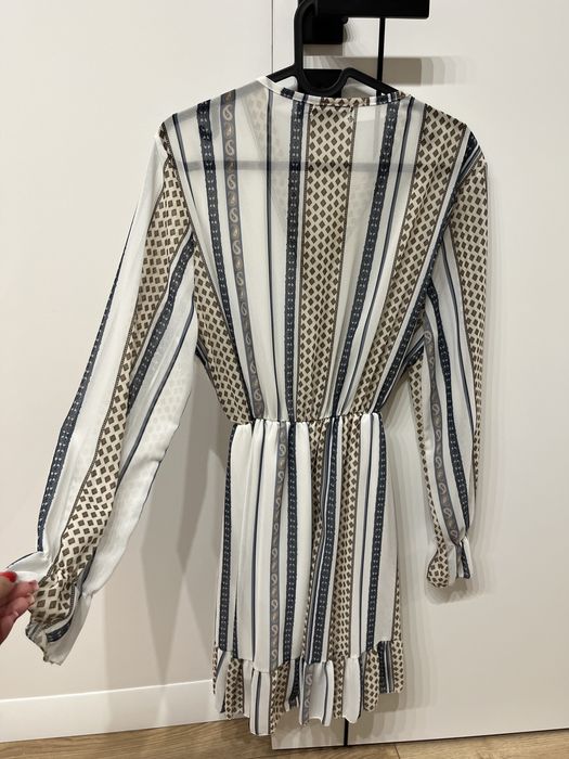 Sukienka beżowo biała