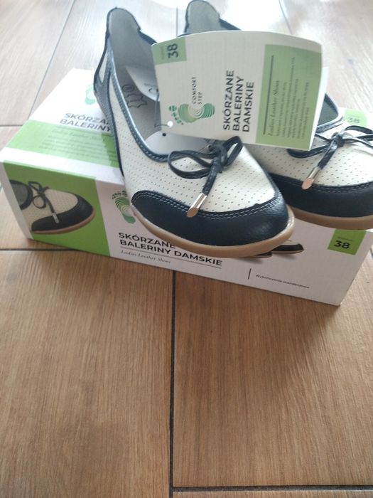 Nowe skórzane baleriny damskie.