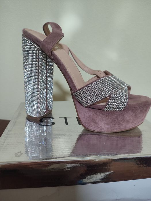 Босоножки нові на каблуку