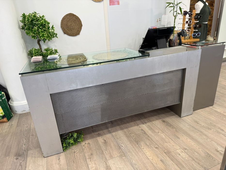 Balcao para loja de roupa