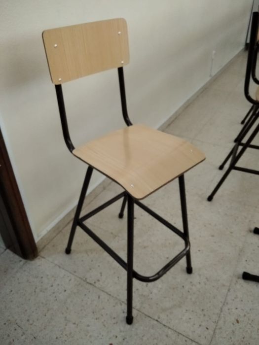 Mesas e cadeiras altas - estirador sala de EV