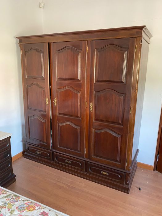 Guarda roupa em madeira maciça em excelente estado de conservação