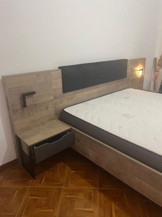 Cama de casal como nova com cabeceira e candeeiro