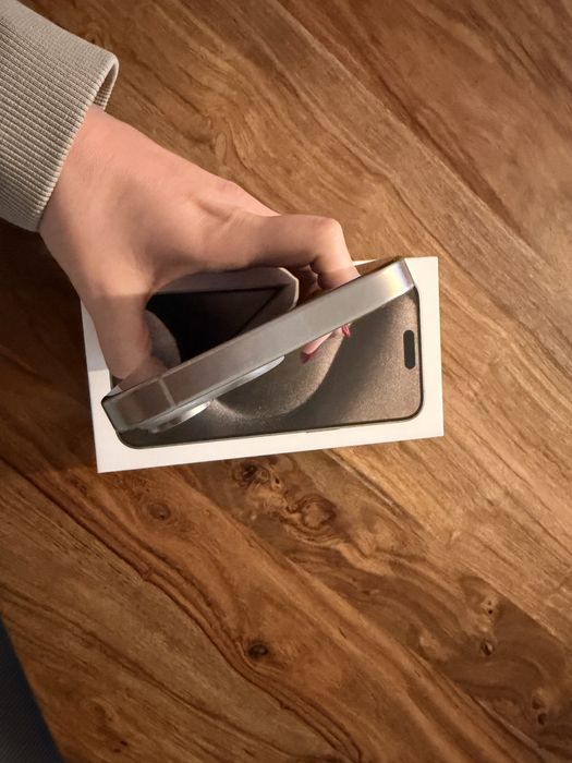 iPhone 15 Pro Max Titânio Natural 256GB - como novo e com garantia