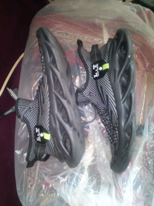 Кросовкі оригінальні,фірмові.Розміри41-42,43-44,45.