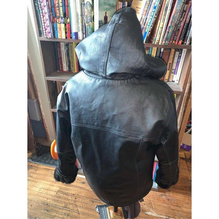 Зимова куртка р. s / m хутряна жіноча шкіряна чорна з капюшоном зима