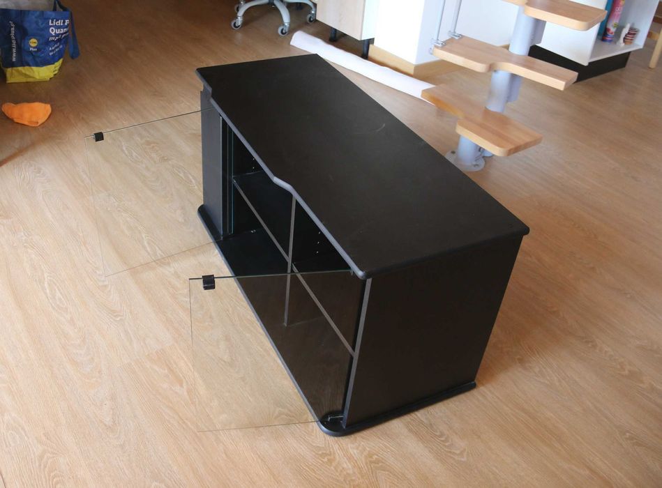 Móvel de TV - Preto com 2 portas em vidro (em bom estado)