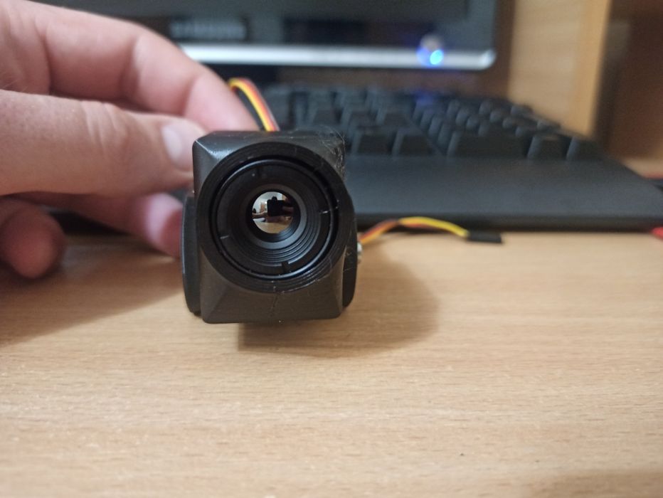 Протиударний поворотний механізм для камери FPV