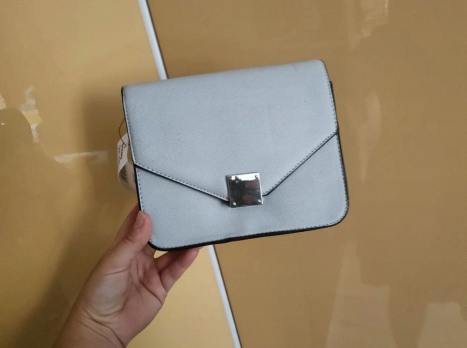 Szara torebka wizytowa na łańcuszku listonoszka