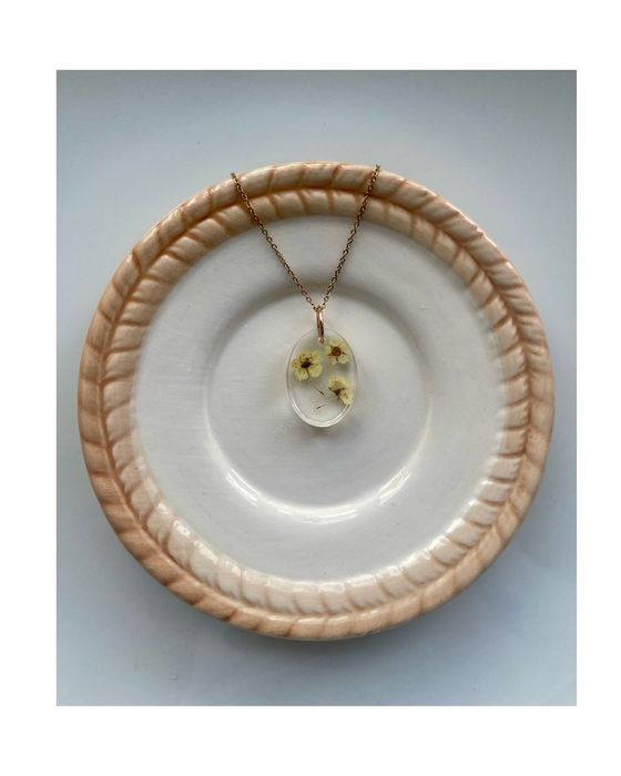 Zawieszka „fleurs blanches” biżuteria handmade żywica złoto