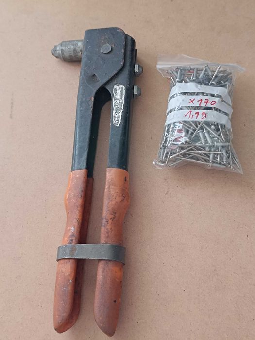 Ferramenta Rebitadora manual e Rebites