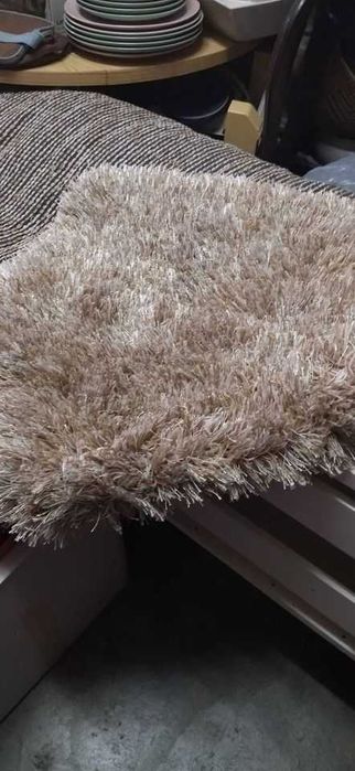 Carpete de pelo bege