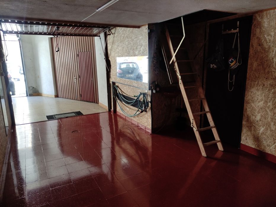 Aluga-se garagem preparada para carregamento de automóvel elétrico, com "sótão"