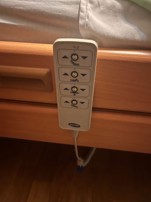 Cama articulada e mesa de apoio como novas