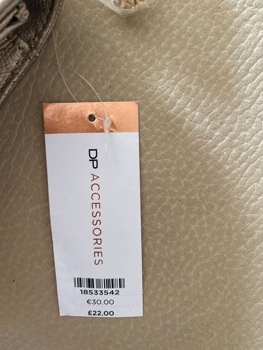 Mala dourada ideal para uma festa elegante