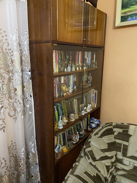 Сервант вітрина шафа