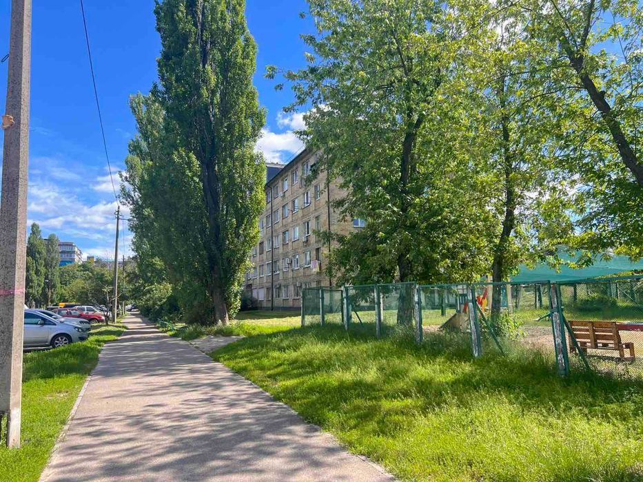 Продам велику 18,7м.кв. кімнату з ремонтом в гуртожитку біля м.Лісова і Чернігівська. ТЕРМІНОВО